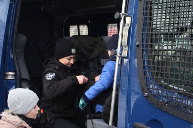 Поліцейські розваги для дітей та «п’яні» окуляри для дорослих: у Луцьку – «Різдво з патрульними». ФОТО