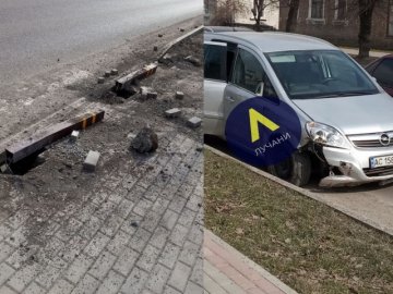 У Луцьку Opel зніс стовпці біля пішохідного переходу