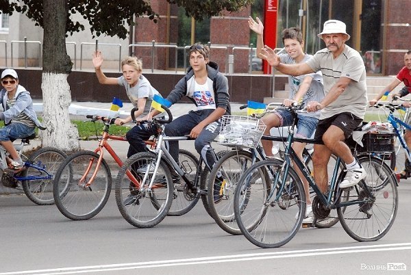 Масовий велопробіг до Дня Незалежності в Луцьку. ФОТО
