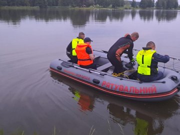 На Волині чоловік намагався перепливсти ставок і пішов під воду