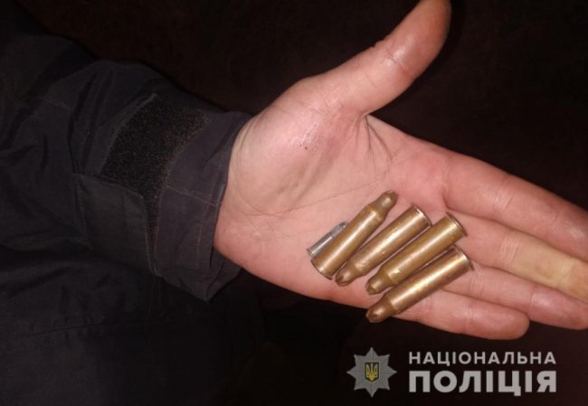 У квартирі лучанина поліцейські знайшли гвинтівку, пістолет-кулемет і набої