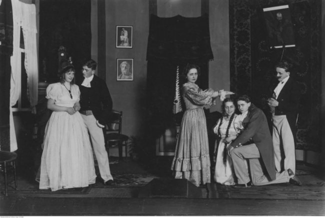 Пишні сукні, декорації, загримовані актори: яким був театр у волинському місті понад 80 років тому