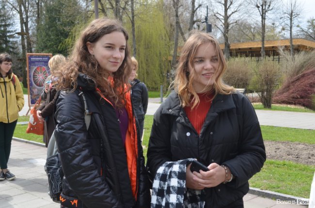 У луцькому парку «оселилися» велетенська риба, кінь і мавки. ФОТО