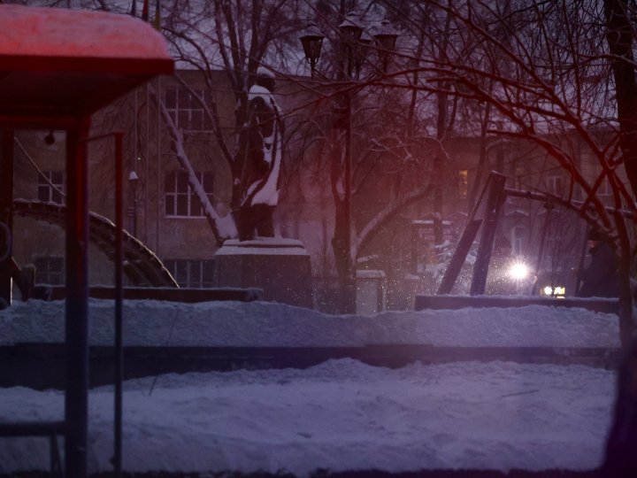 Прибирала сніг, коли поруч ударив «шахед»: відео з двірничкою зі Львова підкорило мережу