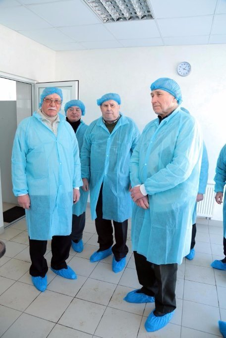 Смак щасливих моментів: луцьким ветеранам показали, як виготовляють ковбасу