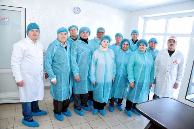 Смак щасливих моментів: луцьким ветеранам показали, як виготовляють ковбасу