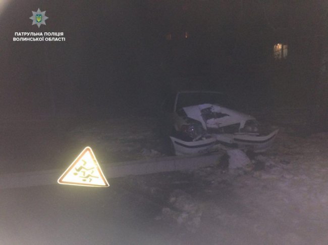 Нічна аварія у Луцьку: водій легковика збив електроопору. ФОТО