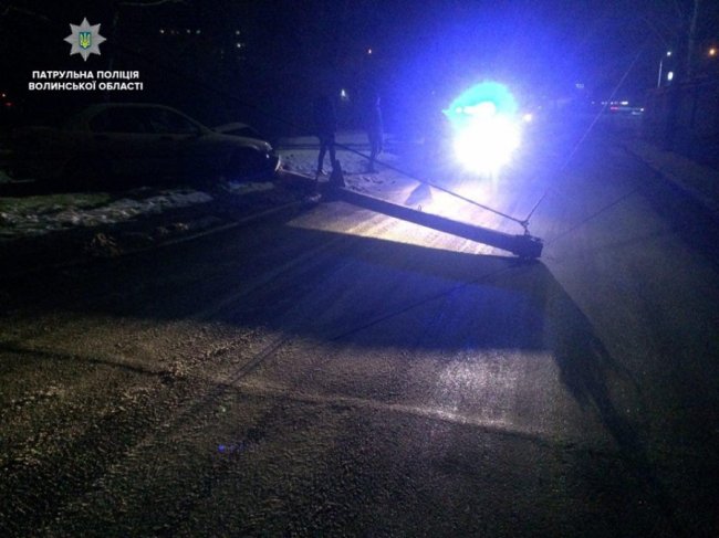 Нічна аварія у Луцьку: водій легковика збив електроопору. ФОТО
