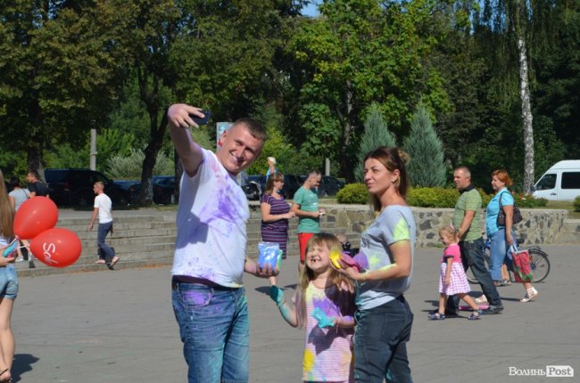 Кольорова подія року: як у Луцьку святкують День молоді. ФОТО