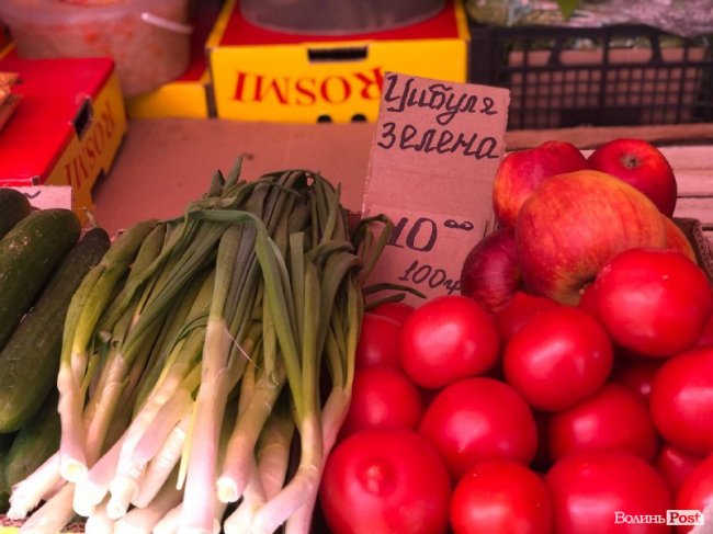 Сезонні овочі та зелень: що почому на Варшавському ринку 