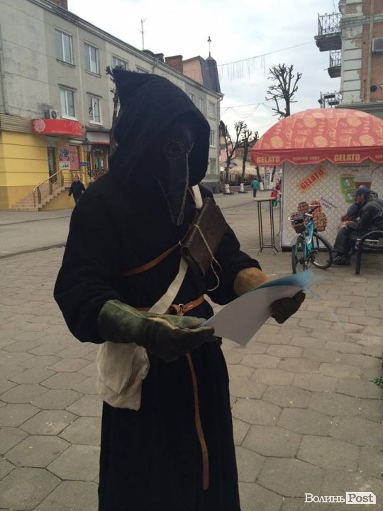 Що робить «чумний лікар» у Луцьку? ФОТО