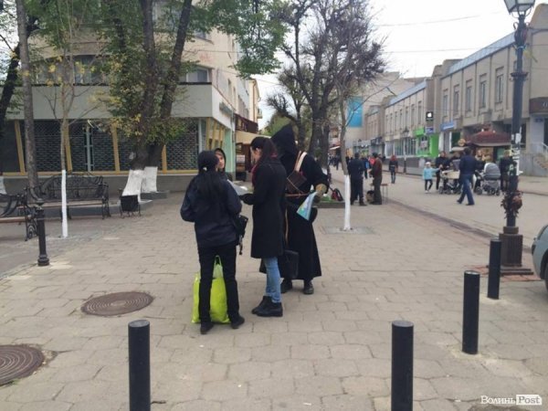 Що робить «чумний лікар» у Луцьку? ФОТО