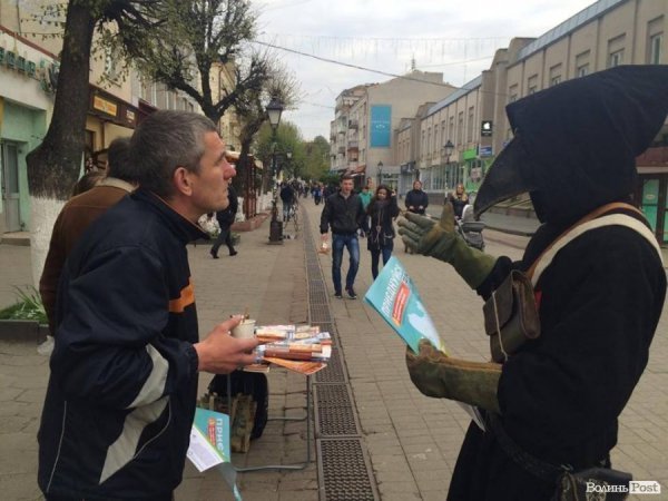 Що робить «чумний лікар» у Луцьку? ФОТО