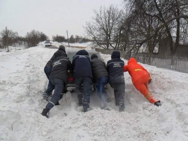 На Волині зі снігового полону визволили 47 машин. ВІДЕО