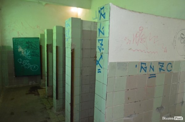 У Луцькому парку санітарна проблема: єдиний туалет нагадує кімнату жахів. ФОТО