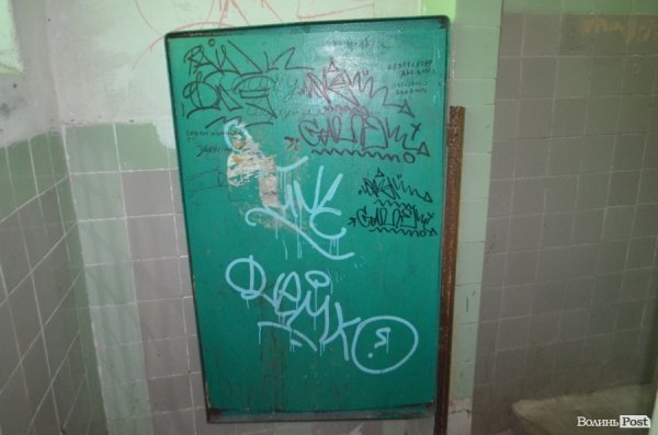 У Луцькому парку санітарна проблема: єдиний туалет нагадує кімнату жахів. ФОТО