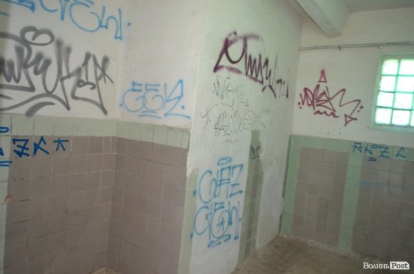 У Луцькому парку санітарна проблема: єдиний туалет нагадує кімнату жахів. ФОТО