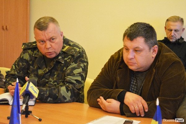 Зліва - полковник Володимир Дриженков