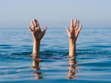 У Луцьку рятувальники витягли з води двох школярок, які ледве не потонули