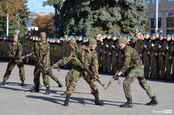 Сотні ліцеїстів склали присягу на головній площі Луцька. ФОТО