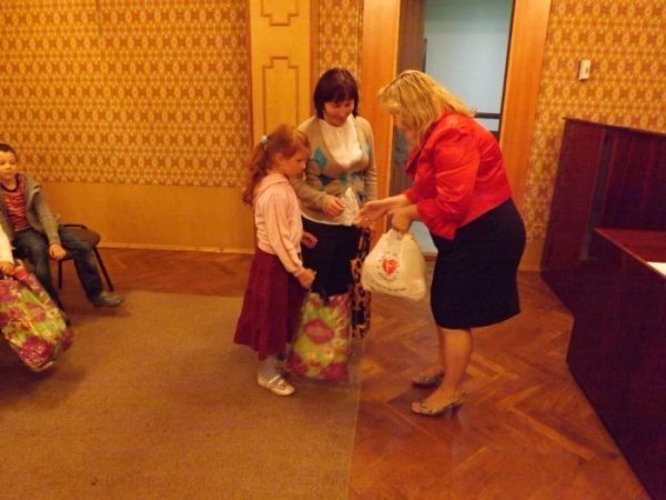 На Волині дітей переселенців допомогли зібрати у школу. ФОТО