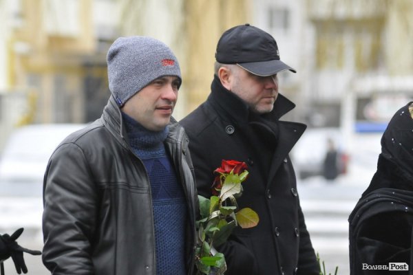 Фото прощання з міським головою Луцька Миколою Романюком