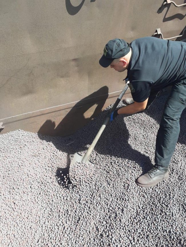 Волинські прикордонники знайшли у вантажному потязі 6 тисяч пачок котрабандних цигарок. ФОТО, ВІДЕО