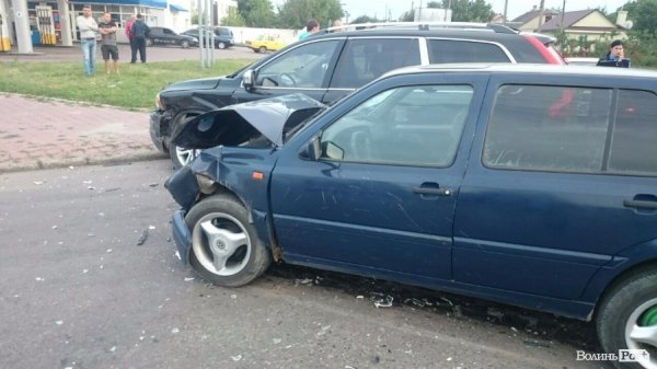 У Володимирі-Волинському ДТП: троє п'яних молодиків в'їхали в авто. ФОТО