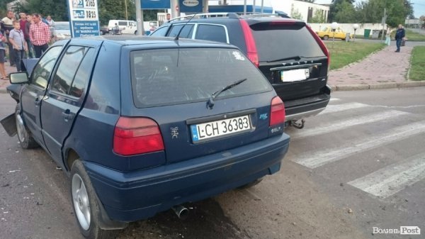 У Володимирі-Волинському ДТП: троє п'яних молодиків в'їхали в авто. ФОТО