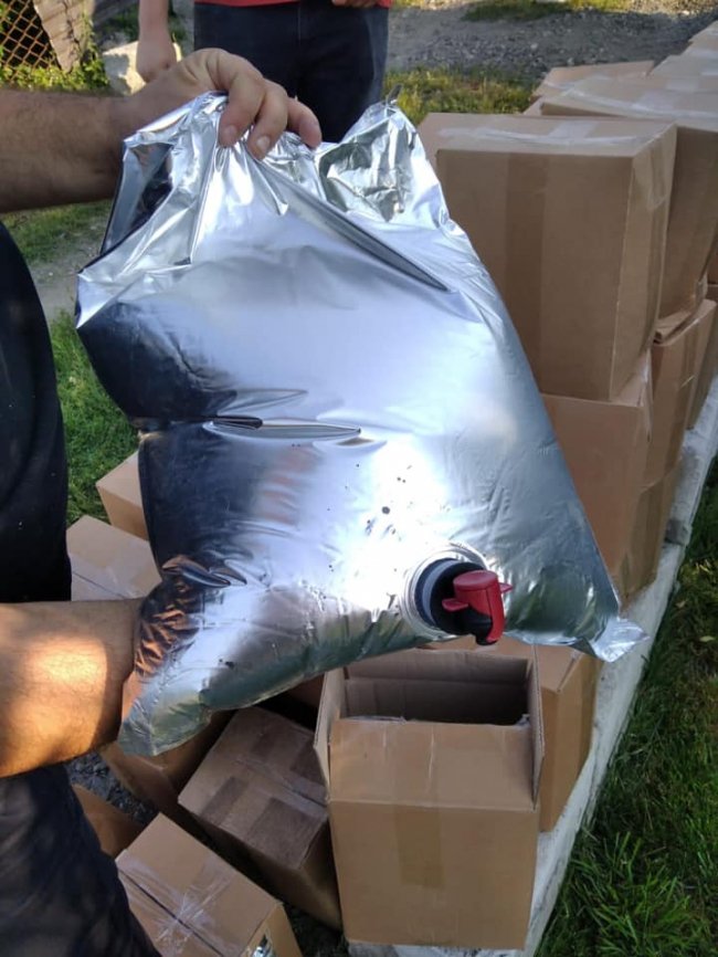 На Волині у фігурантів «криміналу» вилучили 3 тонни алкоголю сумнівної якості. ВІДЕО