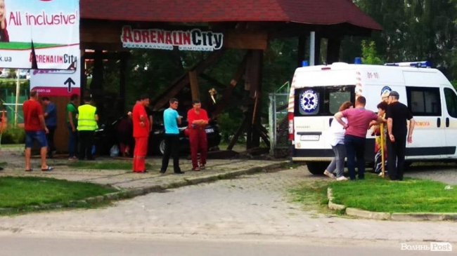 У Луцьку водій на Audi протаранив ворота розважального комплексу. ФОТО