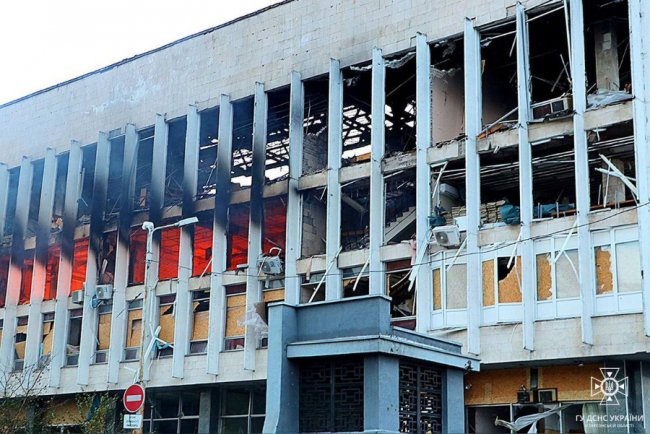 Росіяни повторно обстріляли Херсон, коли рятувальники гасили пожежу у бібліотеці. ФОТО