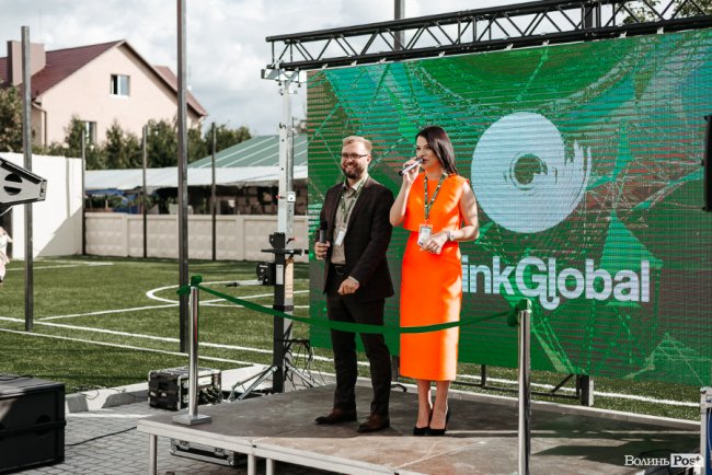 У новій локації і… з котом: як в інноваційній луцькій школі «ThinkGlobal» 1 вересня відзначали. ФОТО* 