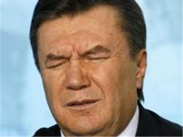 Як Янукович дивився руками і торкався очима. ВІДЕО