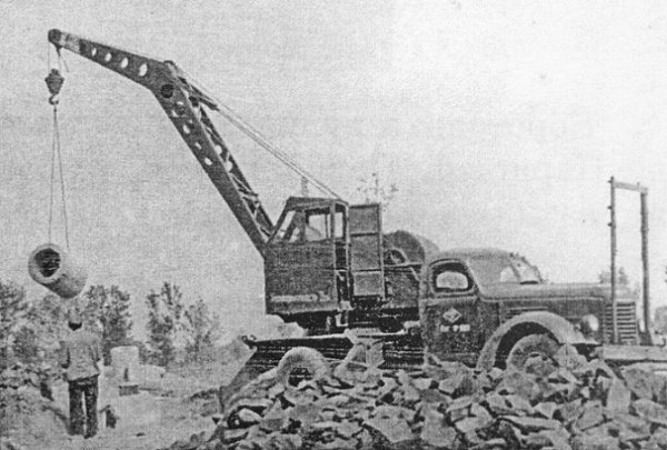 Брукарські роботи на нинішній вулиці Глушець у 1950-ті. Зображення з книги «Вулиці і майдани Луцька»