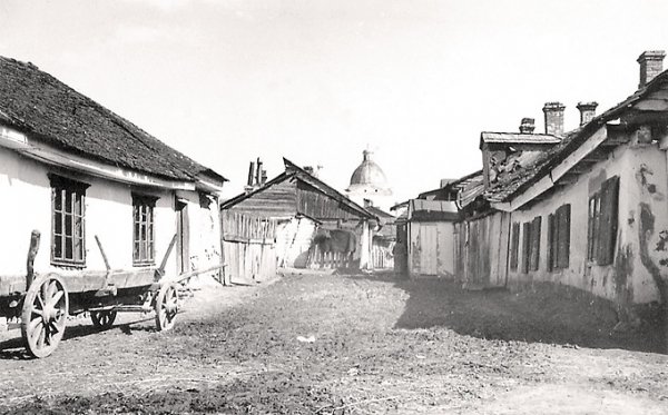 Одна з брудних вулиць міста - у єврейському кварталі Жидівщина. Суцільне болото між будівлями. По центру вдалині - костел Петра і Павла. Фото з приватної колекції