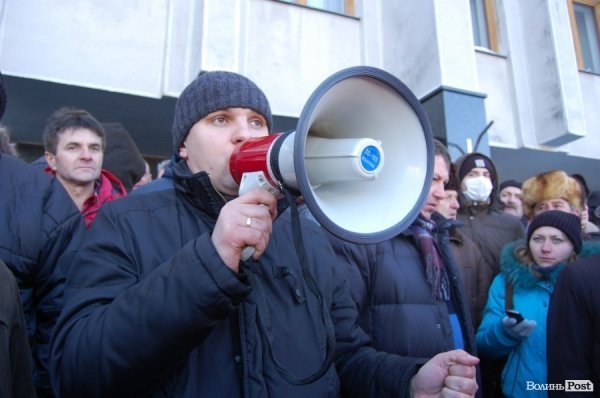 Людей кличуть на Театральну площу вшанувати пам'ять загиблих на Грушевського