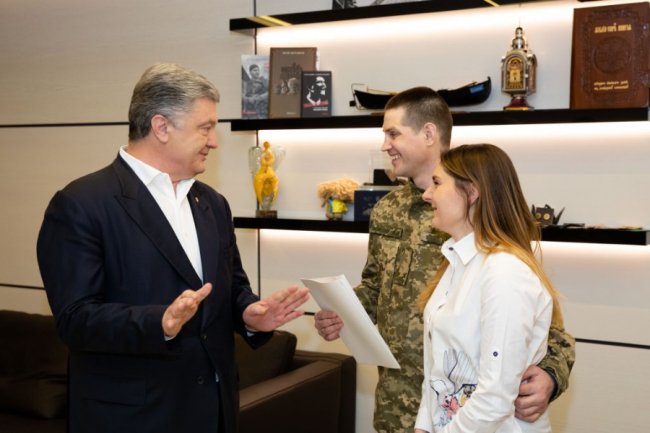 Порошенко купив квартиру військовому, який пробув у полоні 5 років