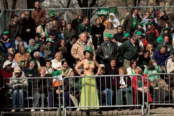 Фотопротест: жінки з голими грудьми на вулицях міста