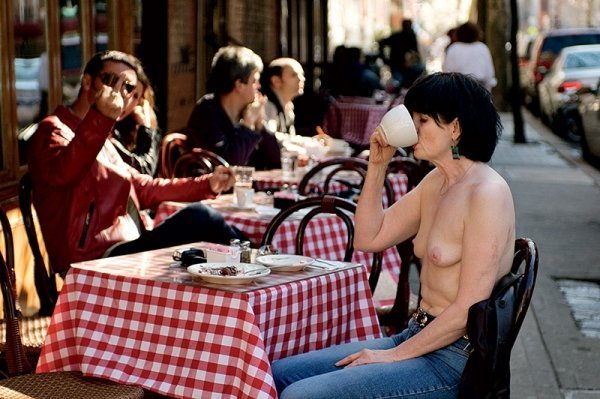 Фотопротест: жінки з голими грудьми на вулицях міста