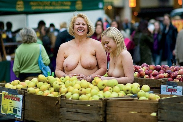 Фотопротест: жінки з голими грудьми на вулицях міста