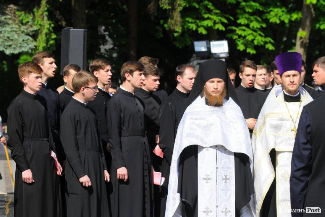 З маками і трояндами: у Луцьку відзначили річницю перемоги над нацизмом. ФОТО