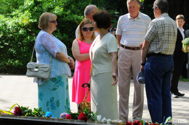З маками і трояндами: у Луцьку відзначили річницю перемоги над нацизмом. ФОТО