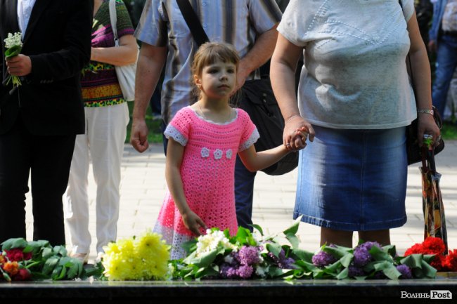 З маками і трояндами: у Луцьку відзначили річницю перемоги над нацизмом. ФОТО