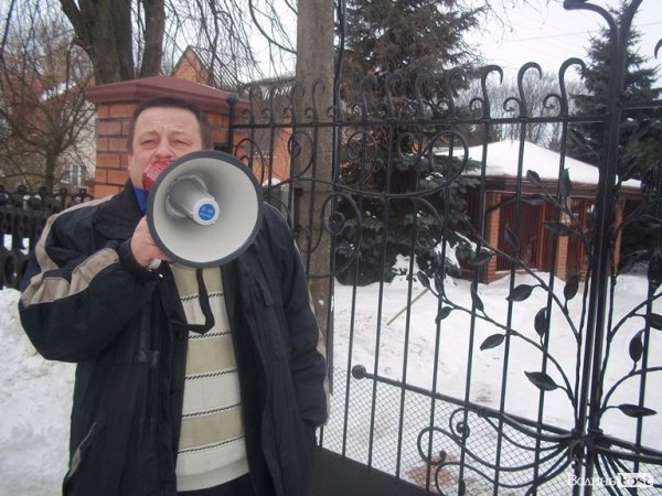 Автомайдан в районах Волині: «криваві» листівки на брамах особняків і сварка з жінкою нардепа. ФОТО. ВІДЕО