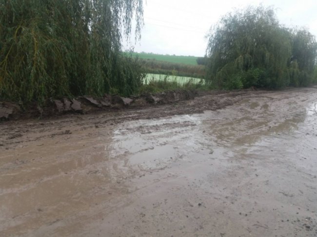 Обминав навіть шкільний автобус: на Волині почали ремонтувати вщент розбиту дорогу