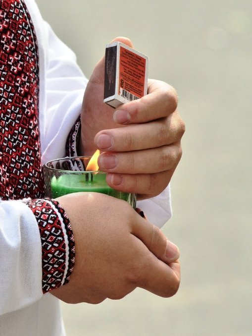 Українці «завалюють» квітами посольсьтво Нідерландів. ФОТО