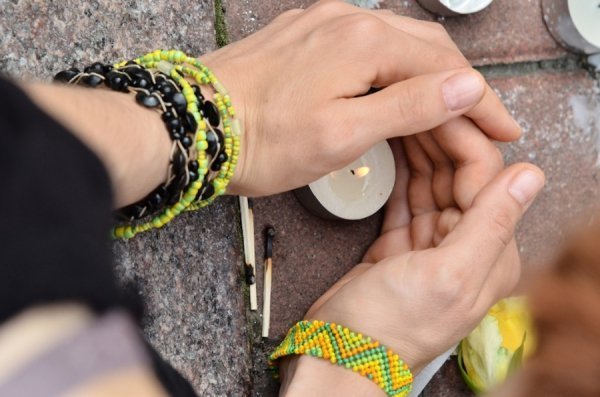 Українці «завалюють» квітами посольсьтво Нідерландів. ФОТО