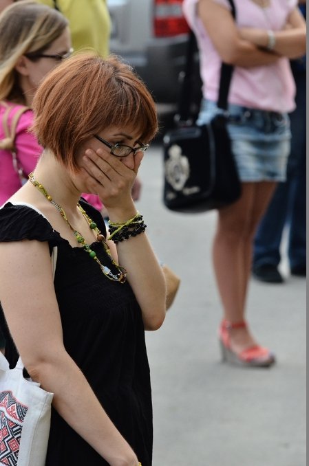 Українці «завалюють» квітами посольсьтво Нідерландів. ФОТО