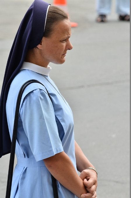 Українці «завалюють» квітами посольсьтво Нідерландів. ФОТО